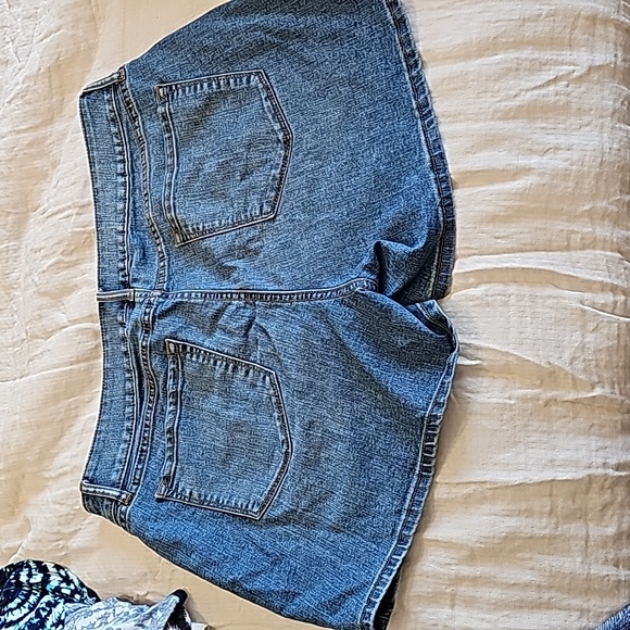 Mid rise Apt 9 shorts - Picture 3 of 3